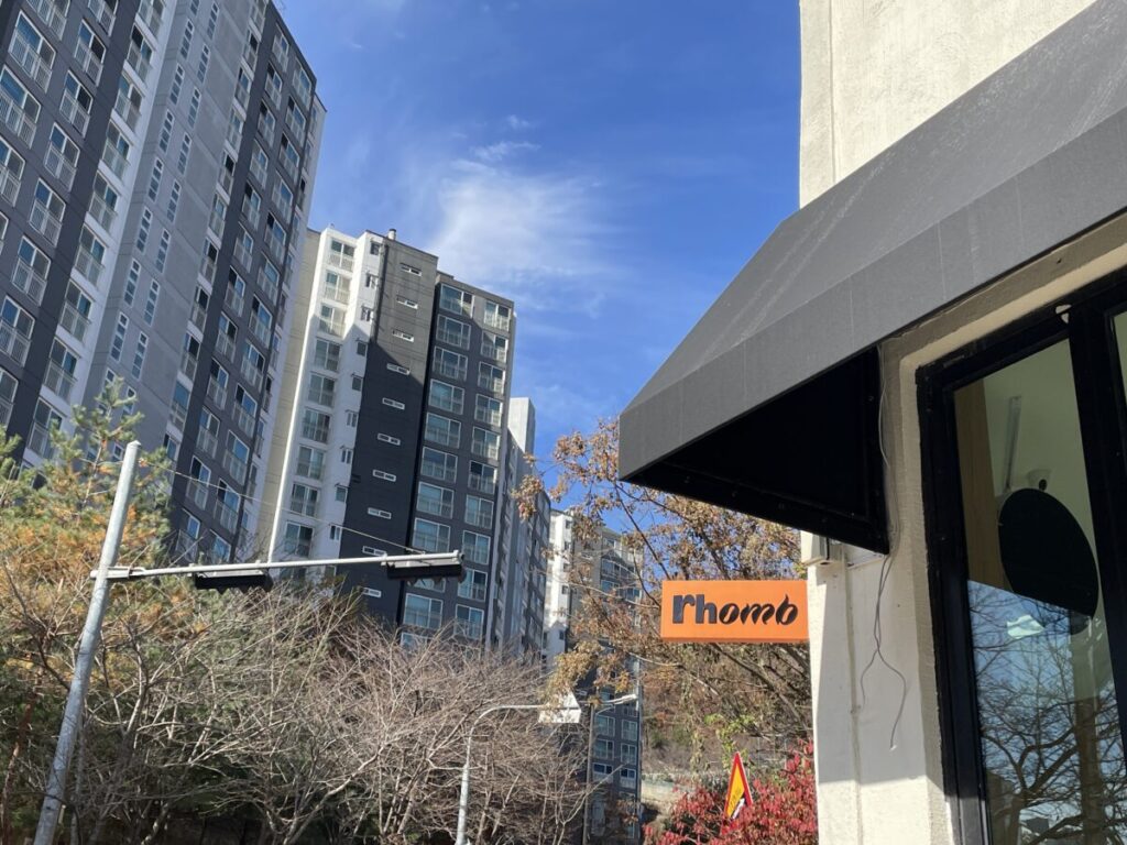 남양주 커피 맛집 롬브의 코너 간판