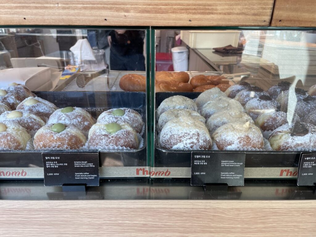 남양주 커피맛집 호평 롬브의 도넛 진열