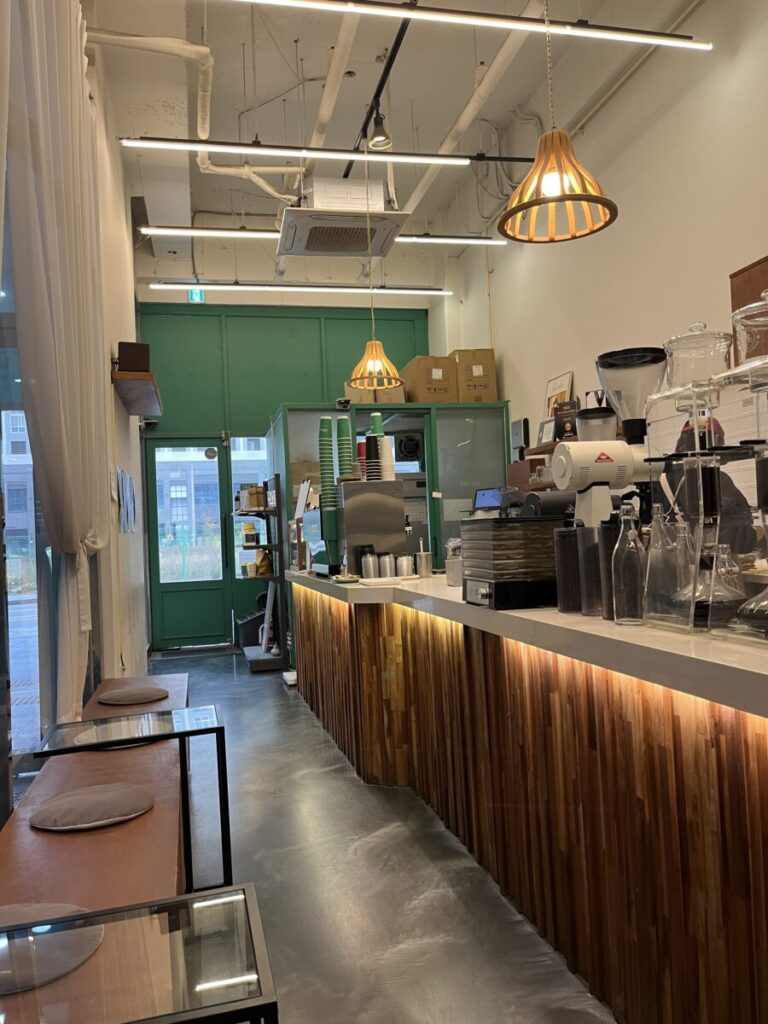 남양주 커피맛집 다산 삼인 로스터스의 내부 모습