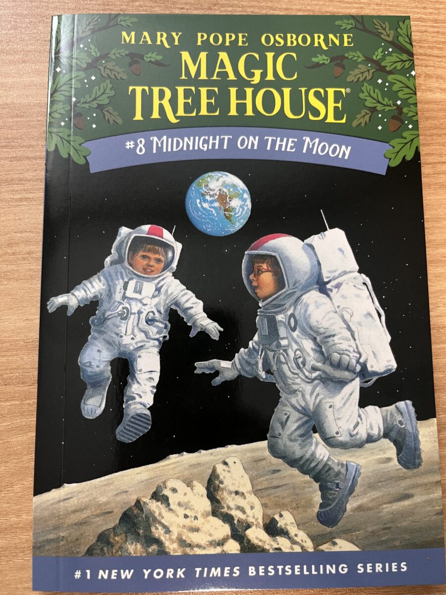 Magic Tree House 8권은 우주여행에서의 모험이다