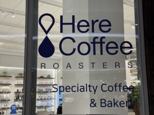 다산스페이스원에 자리에 히어커피 입구