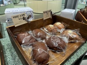 다산 스페이스원 히어커피 Here Coffee 매장에 진열된 소금빵