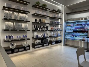 다산 스페이스원 1층 카페 히어커피에 진열된 원두, 드립백, 기타 음료들