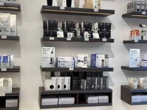 다산 커피맛집 히어커피 Here Coffee애 진열된 머그컵, 캡슐커피, 파우더커피