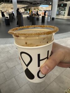 다산 스페이스원 1층 카페 히어커피 Here Coffee 시그니쳐 메뉴인 카라멜 스톤 라떼