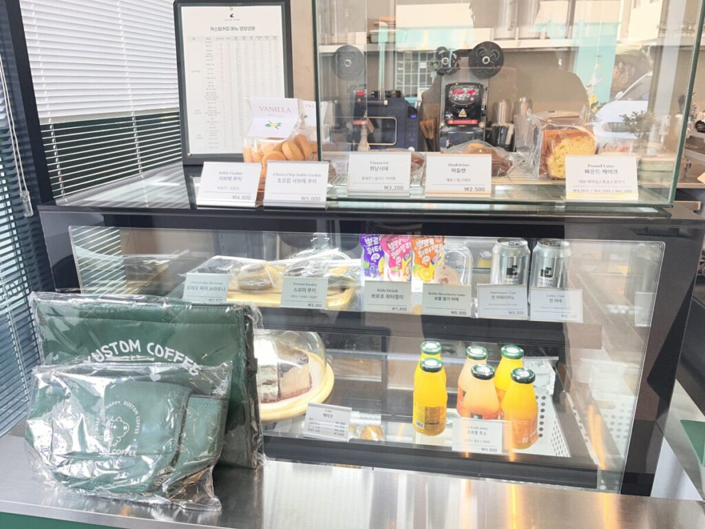 다산 커피맛집 커스텀커피 진열장 이미지