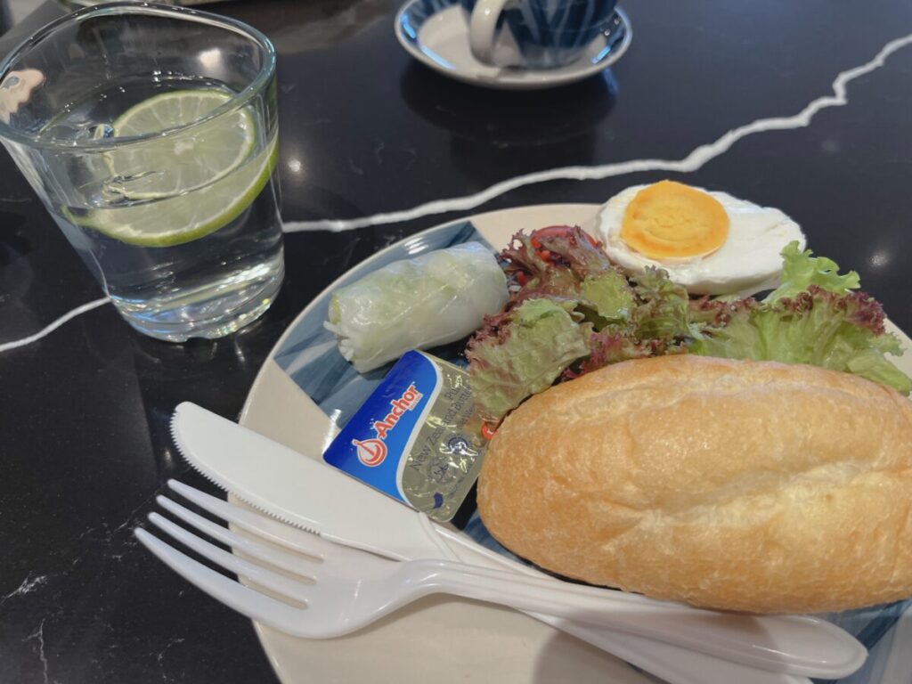 비지니스 타고 2번 경유해서 쿠알라룸푸르 가는 여정에 들른 하노이 공항 라운지 이미지